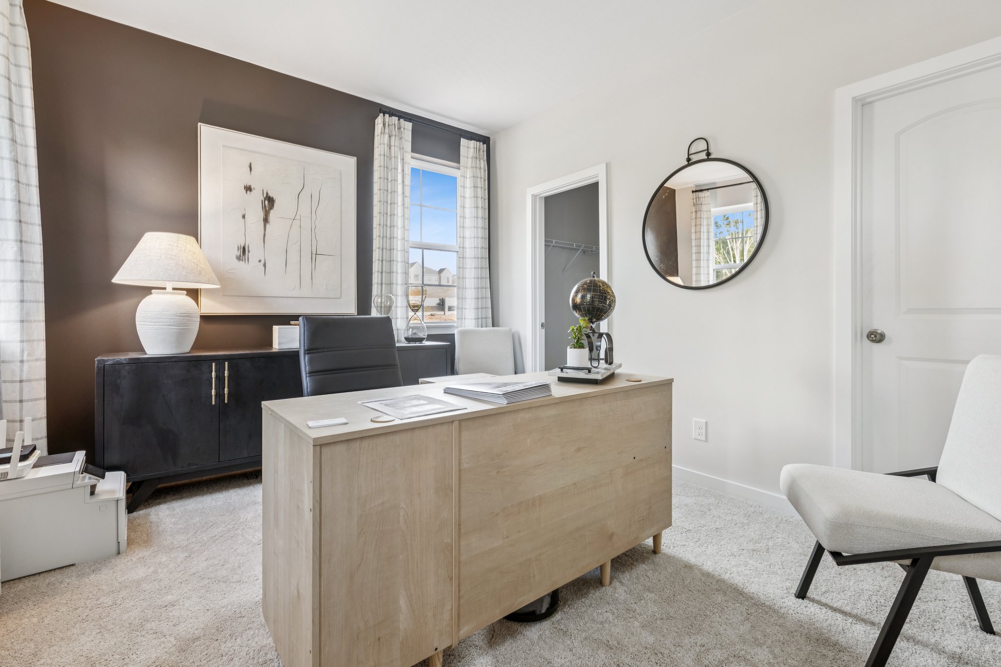 A room with a desk and chairs.