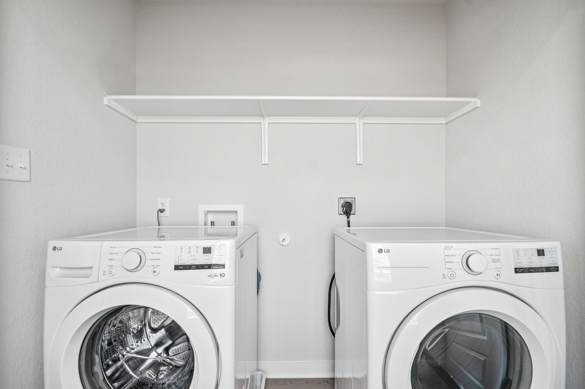 A white washer and dryer.